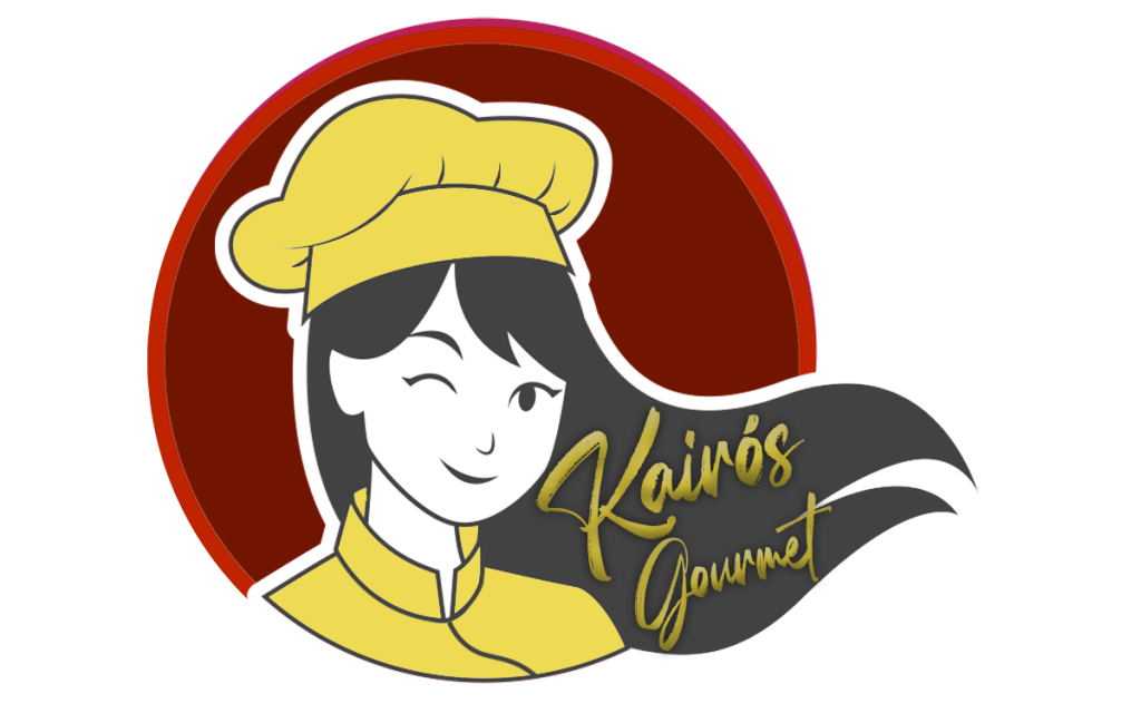 "Logotipo Kairós Gourmet dentro de um círculo vermelho com borda branca, apresentando a ilustração de uma chef sorridente com chapéu e uniforme amarelos. O nome 'Kairós Gourmet' está escrito em dourado à direita da personagem."